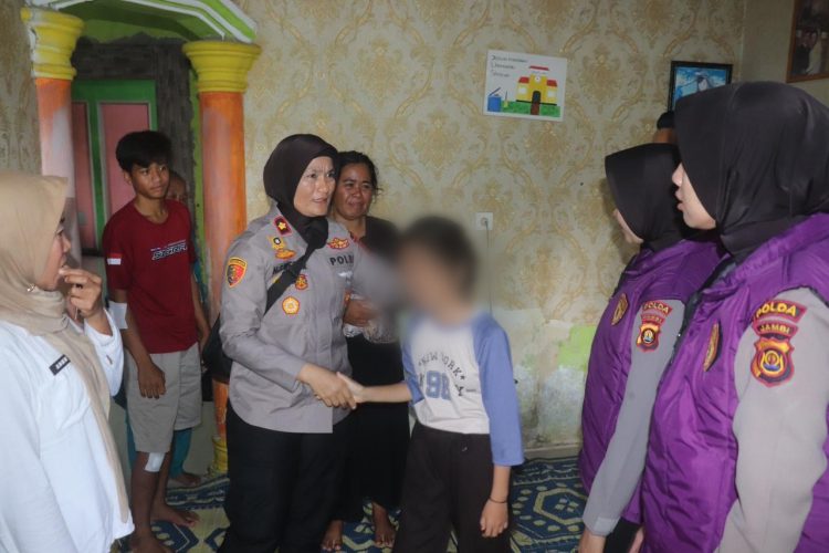 Tim Psikologi Biro SDM Polda Jambi memberikan pendampingan trauma healing kepada keluarga korban penusukan di Kelurahan Pinang Merah, Kecamatan Alam Barajo, Kota Jambi. (Dok. Nahar)