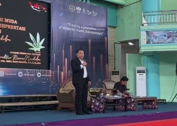 Dirresnarkoba Polda Jambi, Kombes Pol Dewa Made Palguna, menyampaikan materi pencegahan narkoba kepada ratusan mahasiswa UIN STS Jambi dalam kegiatan edukasi di auditorium kampus, Rabu (29/4/2026). (Dok. Nahar)