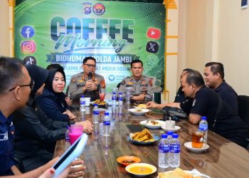 Kabid Humas Polda Jambi Kombes Pol. Erlan Munaji bersama pegiat media sosial, influencer, dan awak media usai kegiatan coffee morning di Kota Jambi, Kamis (30/4/2026). (Dok, Nahar)
