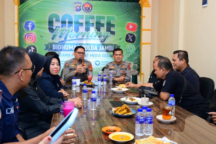 Kabid Humas Polda Jambi Kombes Pol. Erlan Munaji bersama pegiat media sosial, influencer, dan awak media usai kegiatan coffee morning di Kota Jambi, Kamis (30/4/2026). (Dok, Nahar)