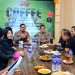 Kabid Humas Polda Jambi Kombes Pol. Erlan Munaji bersama pegiat media sosial, influencer, dan awak media usai kegiatan coffee morning di Kota Jambi, Kamis (30/4/2026). (Dok, Nahar)