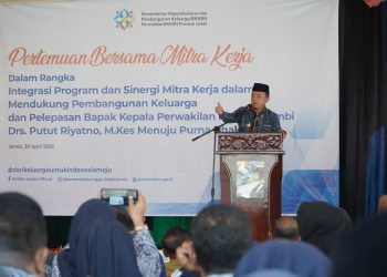 Gubernur Jambi Al Haris menyampaikan sambutan saat kegiatan penguatan sinergi BKKBN bersama mitra kerja sekaligus pelepasan Kepala Perwakilan BKKBN Provinsi Jambi Putut Riyatno yang memasuki masa purna tugas, di Kantor BKKBN Provinsi Jambi, Kamis (30/4/2026). (Dok. Kominfo)