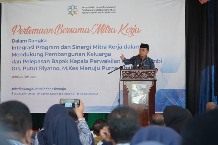 Gubernur Jambi Al Haris menyampaikan sambutan saat kegiatan penguatan sinergi BKKBN bersama mitra kerja sekaligus pelepasan Kepala Perwakilan BKKBN Provinsi Jambi Putut Riyatno yang memasuki masa purna tugas, di Kantor BKKBN Provinsi Jambi, Kamis (30/4/2026). (Dok. Kominfo)