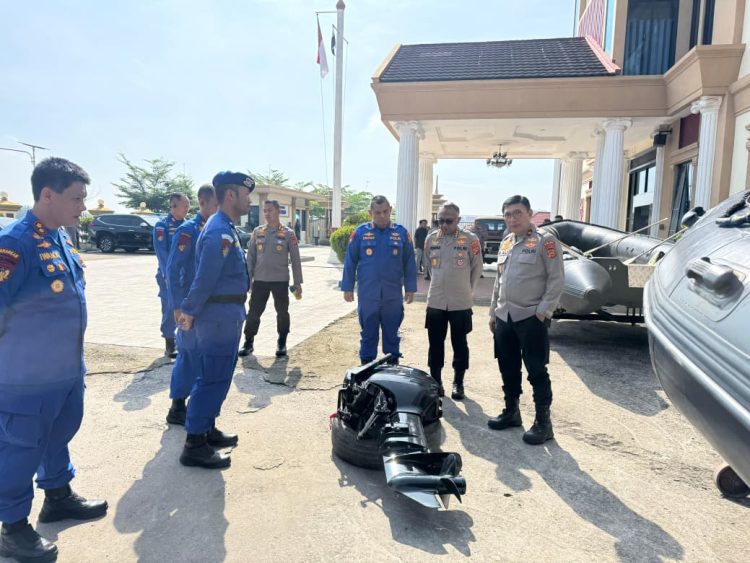 Wakapolda Jambi Brigjen Pol. B. Ali meninjau langsung peralatan SAR milik Ditpolairud Polda Jambi saat kunjungan kerja di Mako Ditpolairud, Kamis (30/4/2026), (Dok. Humas)