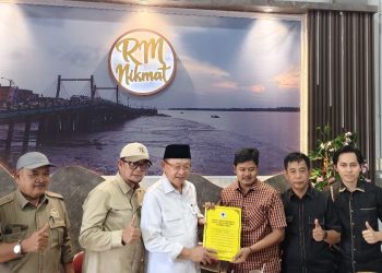 Ketua DPD I Partai Golkar Provinsi Jambi H. Cek Endra menyerahkan Surat Keputusan (SK) kepengurusan kepada Ketua DPD II Partai Golkar Tanjung Jabung Barat Syufrayogi Syaiful, Kamis (30/4/2026) (Dok Erit)