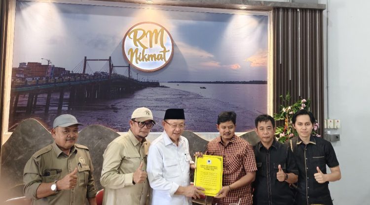 Ketua DPD I Partai Golkar Provinsi Jambi H. Cek Endra menyerahkan Surat Keputusan (SK) kepengurusan kepada Ketua DPD II Partai Golkar Tanjung Jabung Barat Syufrayogi Syaiful, Kamis (30/4/2026) (Dok Erit)