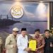 Ketua DPD I Partai Golkar Provinsi Jambi H. Cek Endra menyerahkan Surat Keputusan (SK) kepengurusan kepada Ketua DPD II Partai Golkar Tanjung Jabung Barat Syufrayogi Syaiful, Kamis (30/4/2026) (Dok Erit)