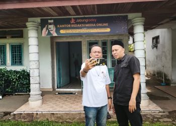 Pimpinan jabungtoday.com, Hendry Nursal bersama saksi perwakilan Dewan Pers, Ahmad Riki Sufrian melakukan tehapan verifikasi di depan kantor jabungtoday.com, Kamis (30/4/2026) (Dok. Redaksi)