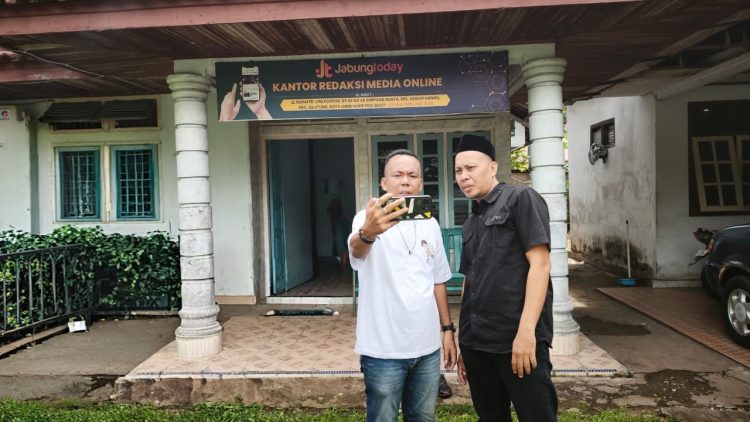 Pimpinan jabungtoday.com, Hendry Nursal bersama saksi perwakilan Dewan Pers, Ahmad Riki Sufrian melakukan tehapan verifikasi di depan kantor jabungtoday.com, Kamis (30/4/2026) (Dok. Redaksi)