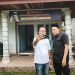 Pimpinan jabungtoday.com, Hendry Nursal bersama saksi perwakilan Dewan Pers, Ahmad Riki Sufrian melakukan tehapan verifikasi di depan kantor jabungtoday.com, Kamis (30/4/2026) (Dok. Redaksi)