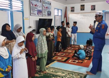 Personel Ditpolairud Polda Jambi memberikan pembinaan keagamaan kepada anak-anak di Rumah Baca Bhayangkara Bahari, Kampung Pulau Pandan, Kota Jambi, Kamis (30/4/2026). (Dok. Humas)