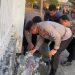 Kapolresta Bengkulu, Rahmad Hidayat pimpin aksi bersih-bersih di sekitar Gedung DPRD Provinsi Bengkulu usai unjuk rasa. (Foto:Yl)