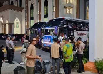 Personel terlihat sigap mengangkat koper hingga mengantar barang bawaan ke bus, Kamis (23/04/2026). (Foto:yola)