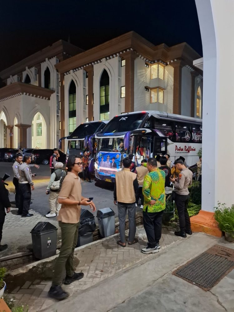 Personel terlihat sigap mengangkat koper hingga mengantar barang bawaan ke bus, Kamis (23/04/2026). (Foto:yola)
