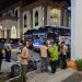 Personel terlihat sigap mengangkat koper hingga mengantar barang bawaan ke bus, Kamis (23/04/2026). (Foto:yola)