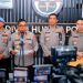 Kepala Divisi Humas Polri Irjen Pol. Johnny Eddizon Isir memberikan keterangan kepada awak media di Lobby Divisi Humas Polri, Jakarta, Selasa (7/4/2026). (Dok. Humas Polri)