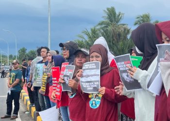 Aksi Hari Bumi 2026 Aktivis Bengkulu  membentangkan spanduk di atas aliran Sungai Lemau, Selasa (28/4/2026). (Foto;yola)