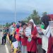 Aksi Hari Bumi 2026 Aktivis Bengkulu  membentangkan spanduk di atas aliran Sungai Lemau, Selasa (28/4/2026). (Foto;yola)