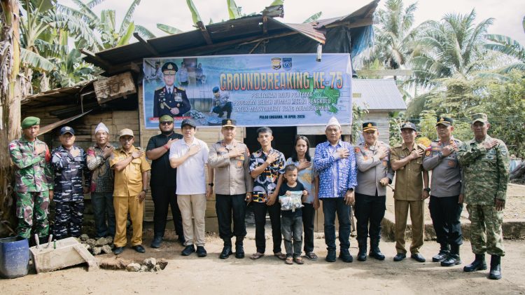 Kapolda Bengkulu Irjen Pol Mardiyono melakukan peletakan batu pertama program bedah rumah di Desa Meok, Pulau Enggano, sebagai bentuk kepedulian terhadap masyarakat. (foto:yola)