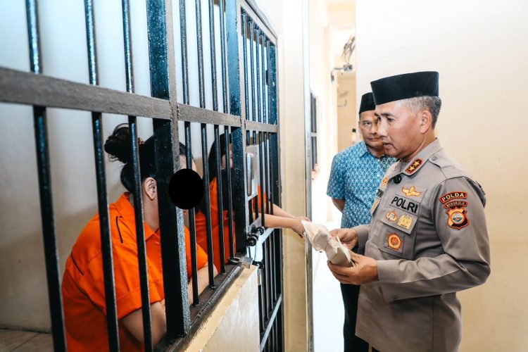 Kapolda Bengkulu, Mardiyono membagikan nasi kotak kepada 29 tahanan di Dit Tahti Polda Bengkulu, Jumat (10/4/2026). (Foto:yola)