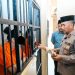 Kapolda Bengkulu, Mardiyono membagikan nasi kotak kepada 29 tahanan di Dit Tahti Polda Bengkulu, Jumat (10/4/2026). (Foto:yola)
