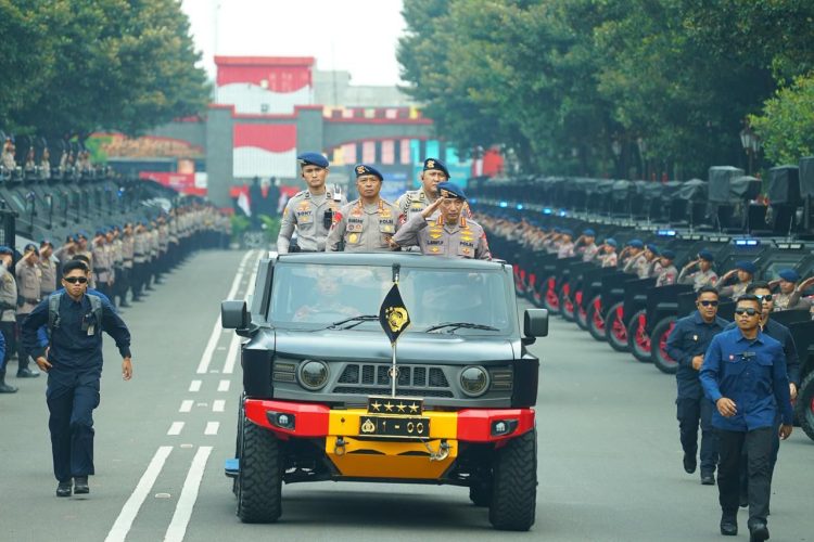 Jenderal Polisi Listyo Sigit Prabowo, memimpin apel pengarahan kepada personel Korps Brimob Polri di Lapangan Mako Korbrimob Polri Kelapadua Jawa Barat, Selasa (21/4/2026). (Foto:yola)