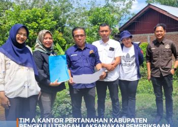 Tim A Kantor Pertanahan Kabupaten Bengkulu Tengah periksa tanah di Desa Tanjung Terdana, Rabu (15/4/2026). (Foto:yola)