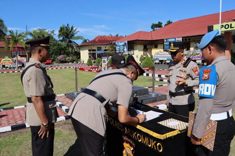 Kapolres Mukomuko menggelar upacara sertijab, berlangsung di halaman Mapolres Mukomuko, Jumat (24/4/2026). (Foto:yola)