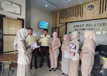 Kantor Pertanahan Kabupaten Bengkulu Tengah melakukan monitoring dan evaluasi (monev) petugas loket, Senin (20/04). (Foto:yola)