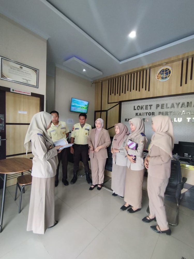 Kantor Pertanahan Kabupaten Bengkulu Tengah melakukan monitoring dan evaluasi (monev) petugas loket, Senin (20/04). (Foto:yola)