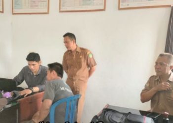 Petugas Kantor Pertanahan Bengkulu Tengah melakukan pengecekan bidang tanah dalam program PTSL 2026 di Desa Dusun Baru. (foto:yola)