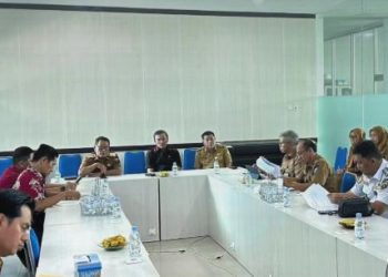 Kepala Dinas PUTR Provinsi Jambi Muzakir bersama jajaran mengikuti rapat pembahasan infrastruktur dalam kunjungan kerja reses anggota DPR RI Dapil Jambi di Aula Bappeda Provinsi Jambi, Senin (27/4/2026). (Dok. Stepanus)