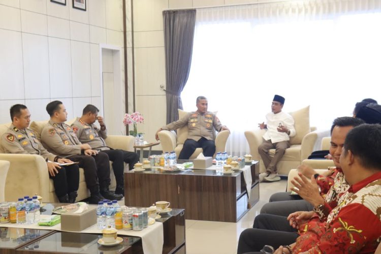 Kapolda Bengkulu Irjen Pol Mardiyono, S.I.K., M.Si. menerima kunjungan silaturahmi dari jajaran Komite Olahraga Nasional Indonesia (KONI) Provinsi Bengkulu, Kamis (30/4). (Foto:yola)