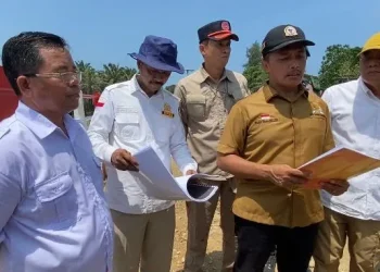 Komisi III DPRD Provinsi Bengkulu bersama BPBD, Dinas PUPR, kepala desa, dan kontraktor melakukan sidak ke lokasi ambrolnya Jembatan Air Matan di Seluma Selatan untuk memastikan penyebab kerusakan proyek infrastruktur tersebut. (foto: ist)