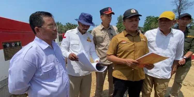 Komisi III DPRD Provinsi Bengkulu bersama BPBD, Dinas PUPR, kepala desa, dan kontraktor melakukan sidak ke lokasi ambrolnya Jembatan Air Matan di Seluma Selatan untuk memastikan penyebab kerusakan proyek infrastruktur tersebut. (foto: ist)