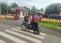 Polsek Kotapadang melaksanakan kegiatan pemeriksaan senjata tajam (sajam) dan senjata api di jalur lintas Kotapadang – PU Tanding, Selasa (5/5/2026). (Foto:ist)