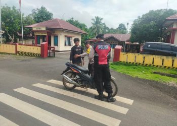 Polsek Kotapadang melaksanakan kegiatan pemeriksaan senjata tajam (sajam) dan senjata api di jalur lintas Kotapadang – PU Tanding, Selasa (5/5/2026). (Foto:ist)