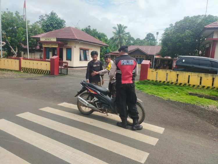 Polsek Kotapadang melaksanakan kegiatan pemeriksaan senjata tajam (sajam) dan senjata api di jalur lintas Kotapadang – PU Tanding, Selasa (5/5/2026). (Foto:ist)