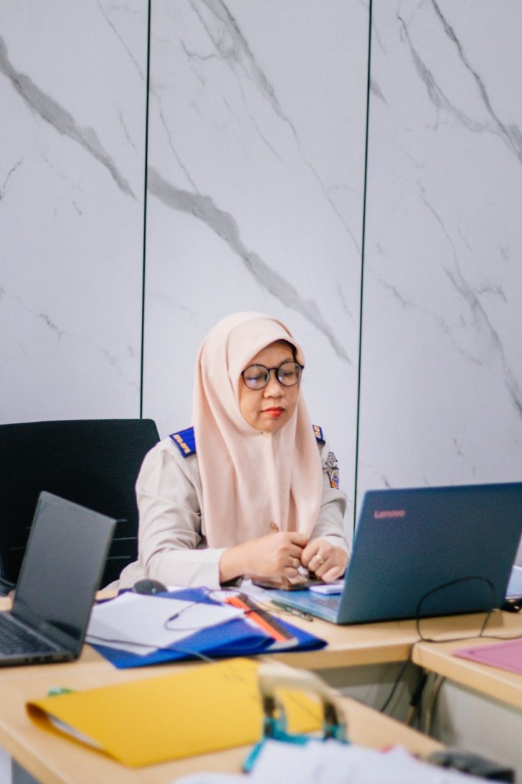 Kepala Seksi Pengendalian dan Penanganan Sengketa Kantor Pertanahan Bengkulu Tengah, Rika Novita, mengikuti forum diskusi dan koordinasi tingkat nasional yang digelar secara daring, Senin (11/5/2026). (Foto:ist)