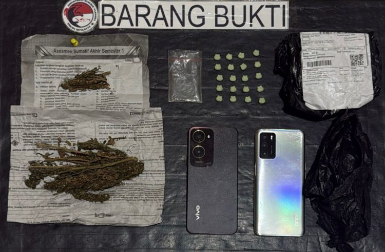 Barang bukti berupa 20 butir tablet warna hijau yang diduga narkotika jenis ekstasi yang dibungkus plastik hitam. (Foto:ist)