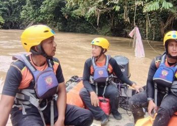 Tim SAR gabungan melakukan penyisiran di aliran Sungai Batang Mesumai, Kabupaten Merangin, Jambi, dalam upaya mencari Yahya (57) yang dilaporkan hilang dan diduga tenggelam sejak Jumat (1/5/2026). (Dok. Humas)
