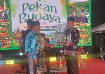 Wakil Gubernur Jambi Abdullah Sani secara simbolis menutup Pekan Seni Budaya “Sepucuk Adat Serumpun Pseko” Kabupaten Sarolangun, Sabtu (2/5/2026) malam. (Dok. Humas)