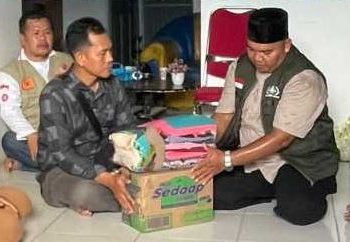 Relawan LAZISNU dan PMII Tanjung Jabung Barat menyerahkan bantuan kebutuhan pokok kepada korban kebakaran di Teluk Nilau (Dok. Latif)