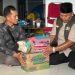 Relawan LAZISNU dan PMII Tanjung Jabung Barat menyerahkan bantuan kebutuhan pokok kepada korban kebakaran di Teluk Nilau (Dok. Latif)