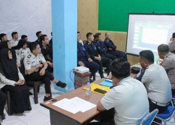 Petugas Ditbinmas Polda Jambi memberikan pembinaan teknis kepada jajaran Polsus di Lapas Kelas IIB Kuala Tungkal, Senin (4/5/2026) (Dok. Humas)