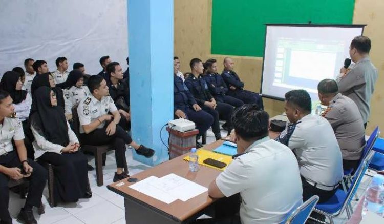 Petugas Ditbinmas Polda Jambi memberikan pembinaan teknis kepada jajaran Polsus di Lapas Kelas IIB Kuala Tungkal, Senin (4/5/2026) (Dok. Humas)