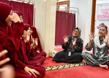Vicky Shu berinteraksi dengan santri tunarungu saat mengikuti kegiatan “Tuli Mengaji” di Masjid Villa Inti Persada, Pamulang, Rabu (29/4/2026). (Dok.PPPA Daarul Quran)