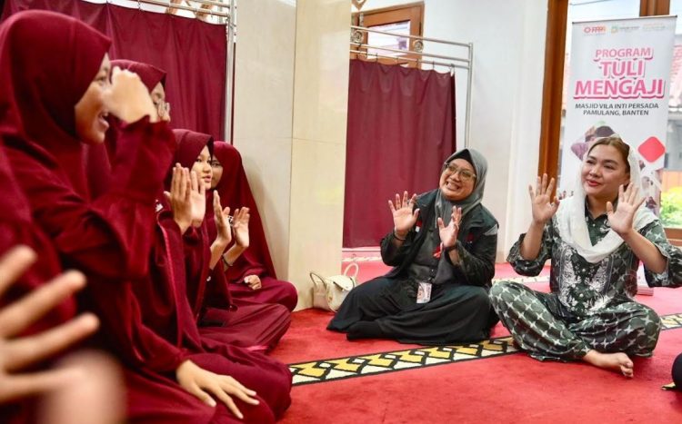 Vicky Shu berinteraksi dengan santri tunarungu saat mengikuti kegiatan “Tuli Mengaji” di Masjid Villa Inti Persada, Pamulang, Rabu (29/4/2026). (Dok.PPPA Daarul Quran)