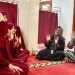 Vicky Shu berinteraksi dengan santri tunarungu saat mengikuti kegiatan “Tuli Mengaji” di Masjid Villa Inti Persada, Pamulang, Rabu (29/4/2026). (Dok.PPPA Daarul Quran)