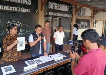 Kasat Reskrim Polresta Jambi, AKP Husni Abda menunjukkan barang bukti dalam konferensi pers pengungkapan kasus penyalahgunaan dan pengoplosan BBM subsidi di Mapolresta Jambi, Rabu (6/5/2026). (Dok. Hendry)